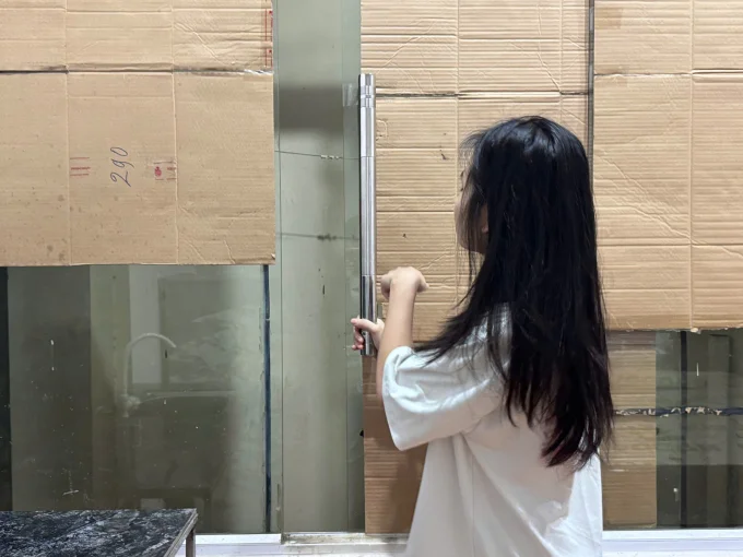 V&acirc;n Anh mở cửa ban c&ocirc;ng nơi đứa trẻ 4 tuổi bị tử vong, s&aacute;ng 8/5. Theo c&ocirc;, đ&acirc;y l&agrave; nơi &acirc;m thanh c&oacute; thể ph&aacute;t ra, khi ph&ograve;ng bị kh&oacute;a k&iacute;n. Ảnh: Phạm Nga