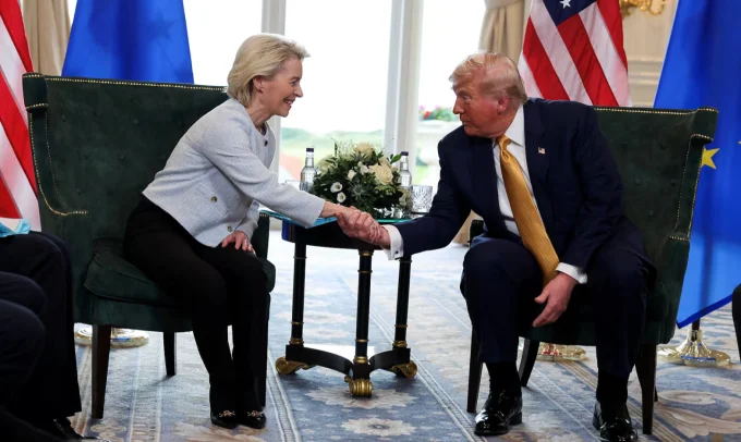Tổng thống Donald Trump bắt tay Chủ tịch Ủy ban ch&acirc;u &Acirc;u Ursula von der Leyen, tại Turnberry, Scotland th&aacute;ng 7/2025. Ảnh: Reuters
