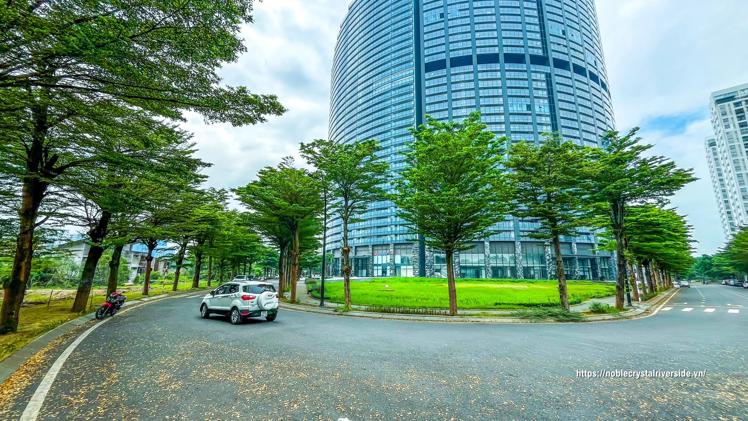 Thực tế hạ tầng giao th&ocirc;ng nội khu tại dự &aacute;n Noble Crystal Riverside Đ&agrave;o Tr&iacute; đ&atilde; đồng bộ nhựa h&oacute;a v&agrave; phủ xanh cảnh quan.